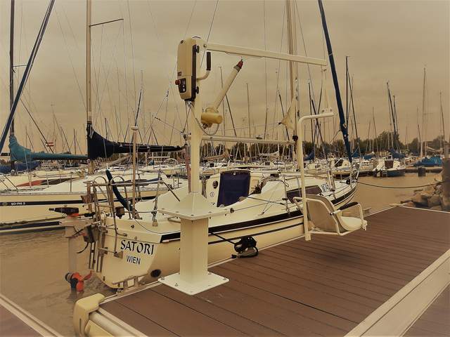 Bootskran an einem Steg im Yachthafen