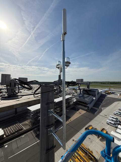 Montierter Stahlmast mit Antennen auf einem Flughafendach