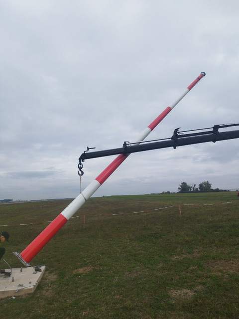 Windsackmast wird mit dem Kran aufgestellt