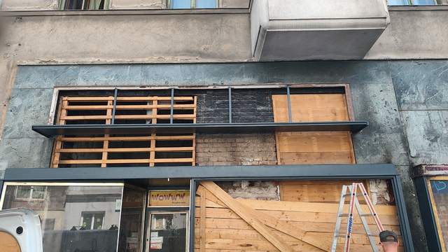 Stahlkonstruktion an einer Hausfassade während der Montage