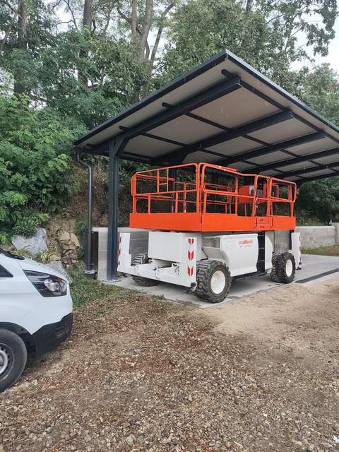 Stahl-Carport mit Scherenarbeitsbühne
