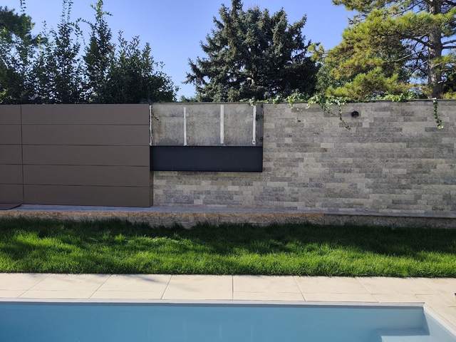 Sichtschutzwand mit Stahlrahmen an einem Pool